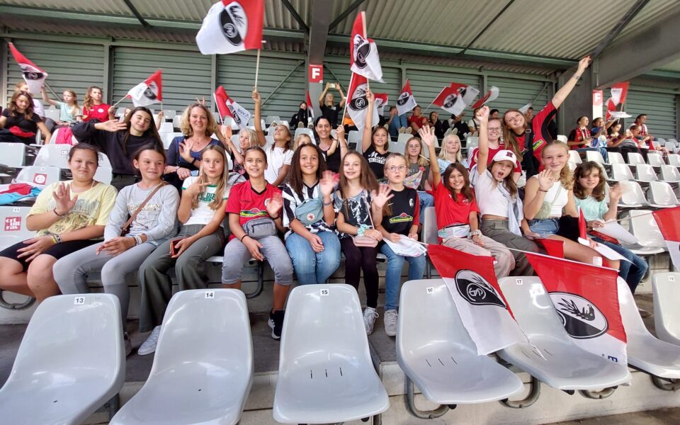 Unsere Mädchenmannschaften besuchen Bundesliga-Auftaktspiel der Frauen im Dreisam-Stadion Freiburg